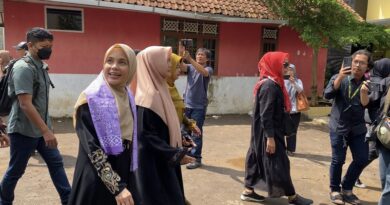 Kunjungi Kabupaten Ciamis, Siti Atikoh Disambut Salam Tiga Jari : Okezone News